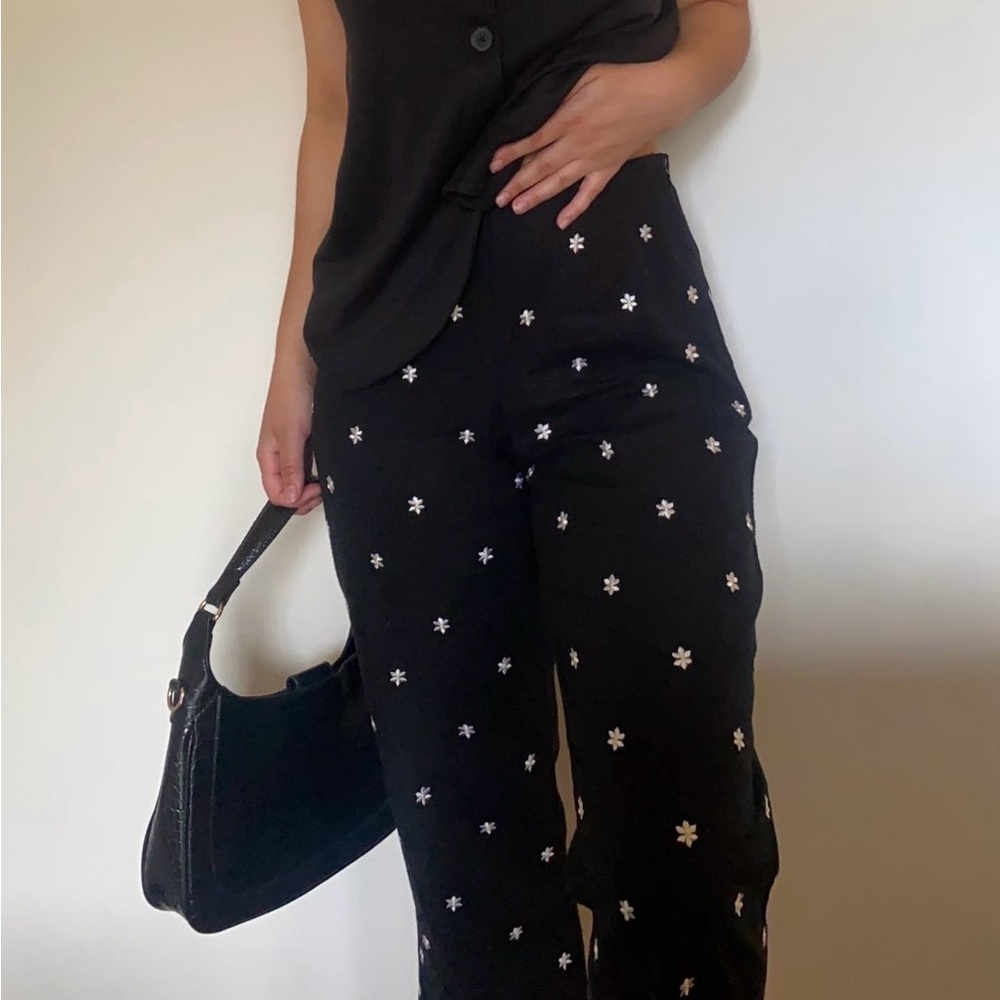 Vintage black linen capris with embroidered white flowers - Picture 1 of 4
